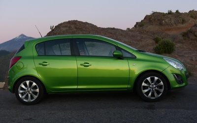une voiture verte