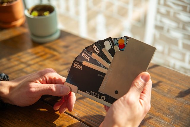 Comment débloquer facilement votre carte bancaire en 2025 ?