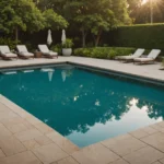 Solutions élégantes pour couvrir votre piscine en toute saison