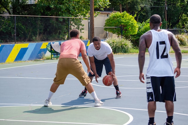 Guide essentiel des tactiques de basketball pour les novices