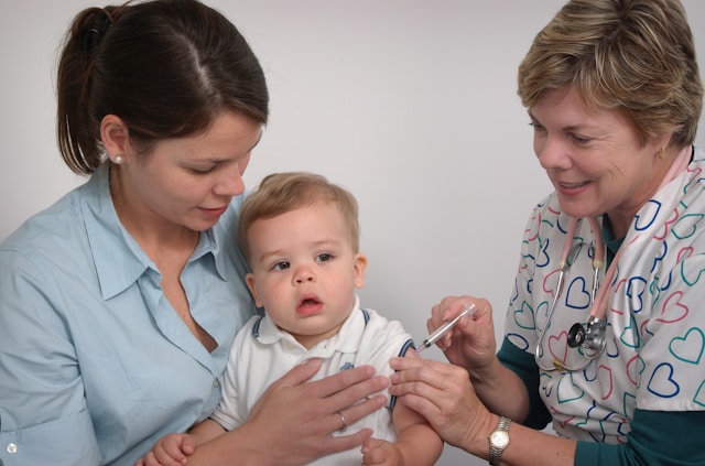 Vaccinations chez les enfants : guide pratique pour les parents