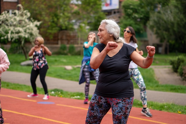 Yoga et seniors : apaiser les acouphènes grâce à des exercices adaptés
